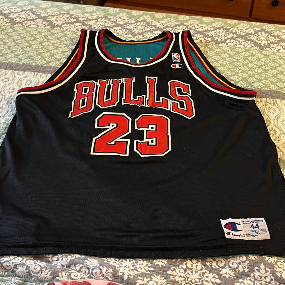 Champion reversible  Jordan Black Bulls 23Jersey/Hill Pistons 33